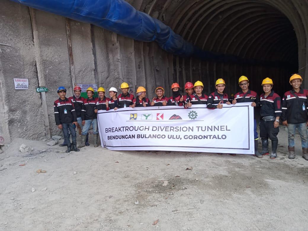 Tim NAKATO merayakan breakthrough terowongan pengelak Bendungan Bulango Ulu, Gorontalo
