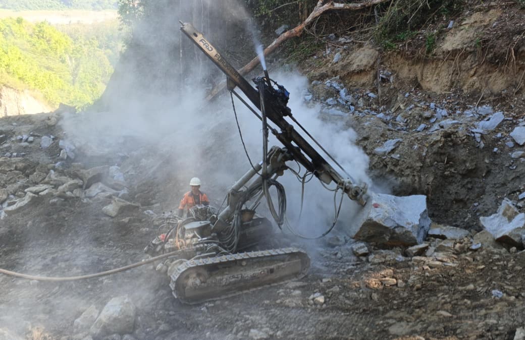Pekerjaan galian batu keras dengan peledakan di Konawe Utara, Sulawesi Tenggara