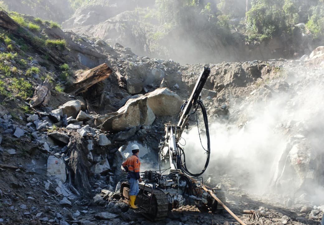 Aktivitas pengeboran pada pekerjaan quarry blasting