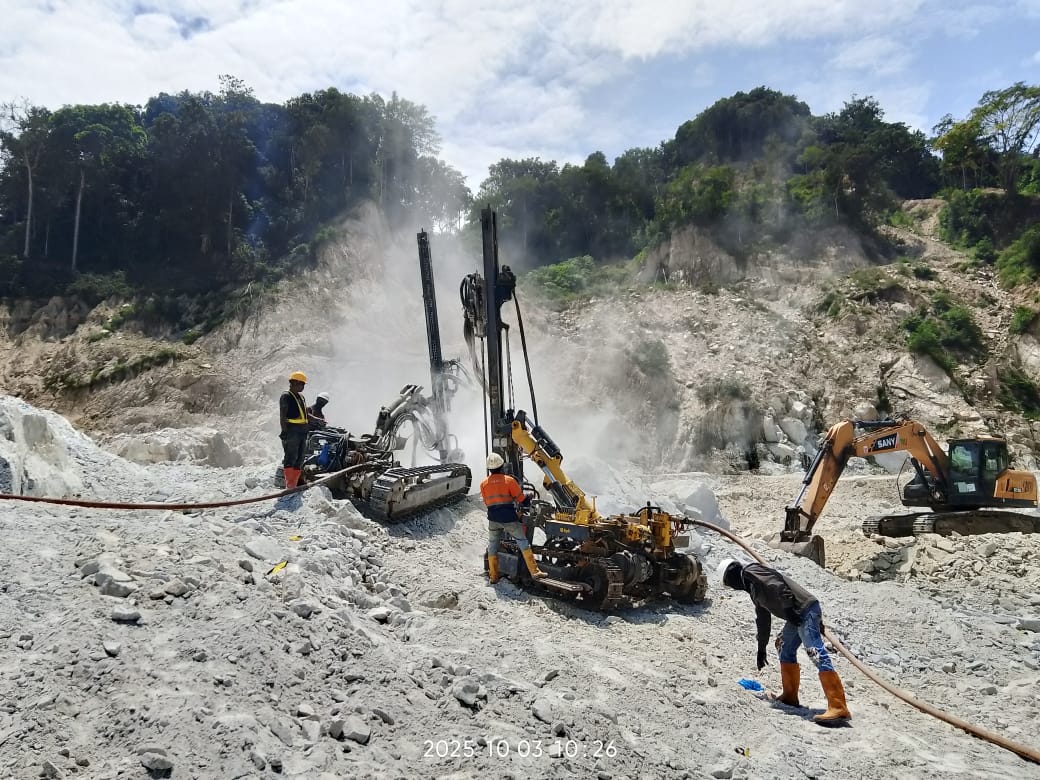 Tim drilling dan alat berat beroperasi di lokasi peledakan batuan