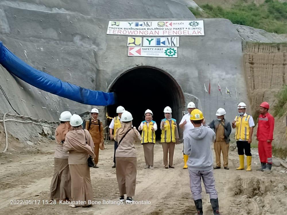 Peninjauan terowongan pengelak Bendungan Bulango Ulu bersama tim proyek