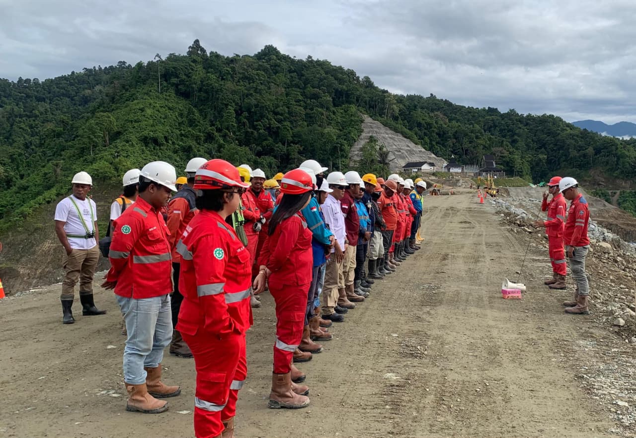 Briefing keselamatan kerja K3 di lokasi bendungan