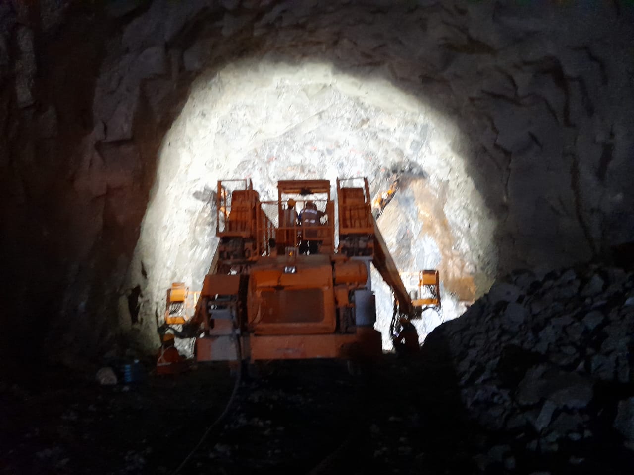 Pekerjaan galian terowongan dengan drill jumbo pada proyek Bendungan Budong-Budong